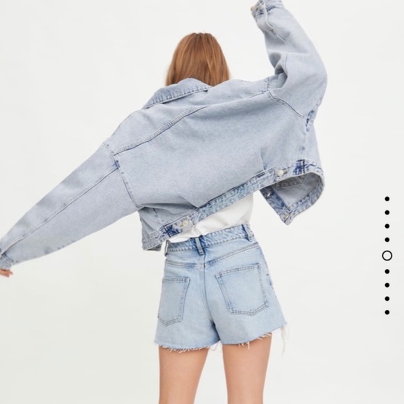 Zara Hi-Rise Frayed Light Wash Denim Shorts - Picture 3 of 10